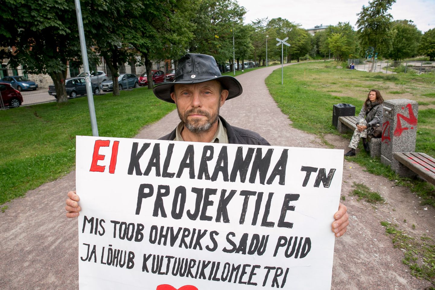Aktivist Peeter Liiv protesteerib Kalaranna tänava rajamise projekti vastu. Talle ei meeldi, et kultuurikilomeeter kaob ning võetakse maha palju puid.