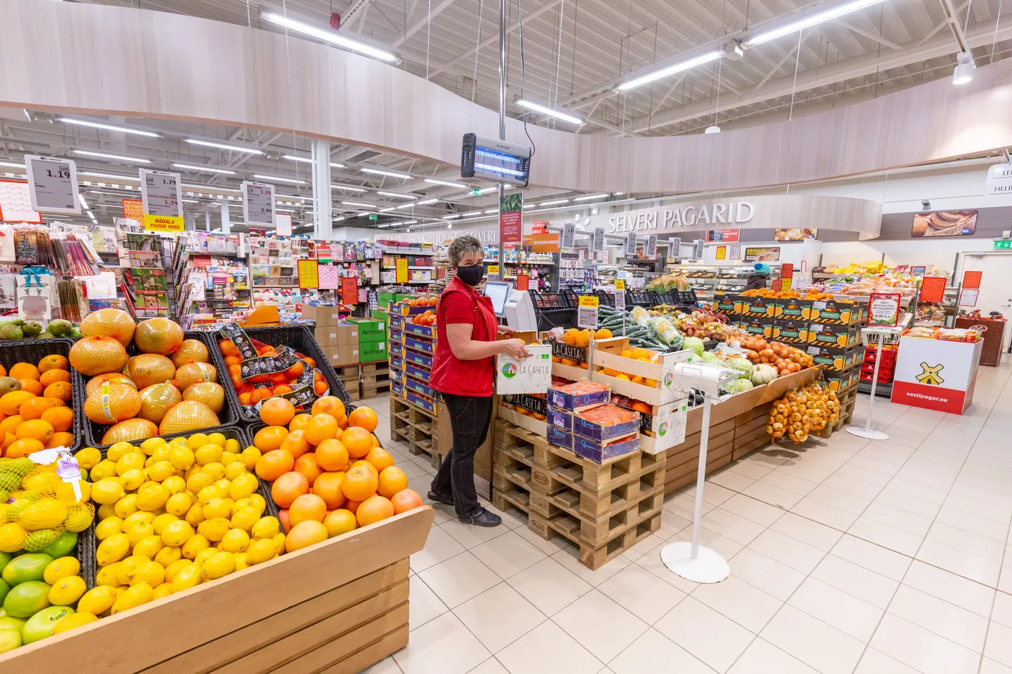 Фруктово-овощной отдел крупного продуктового магазина.