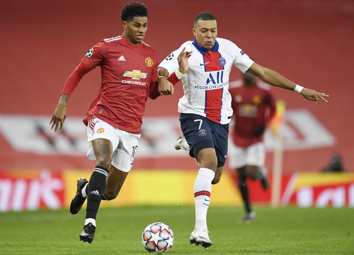 Marcus Rashford (vasakul) hinnati kalleimaks mängijaks maailmas. Varasemalt hoidis seda tiitlit Kylian Mbappe (paremal).