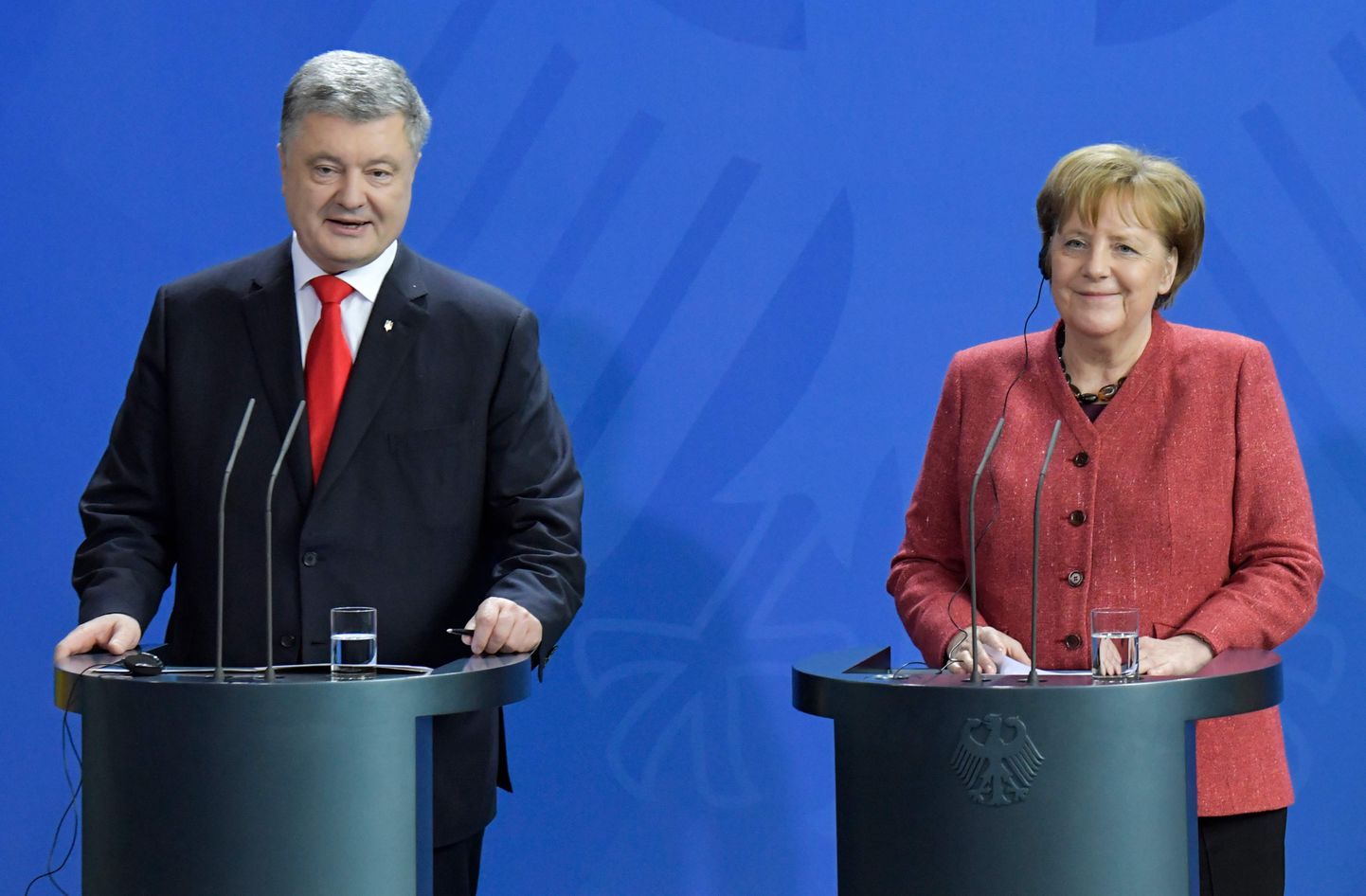 Ukraina president Petro Porošenko ja Saksa kantsler Angela Merkel reedel Berliinis ühisel pressikonverentsil.