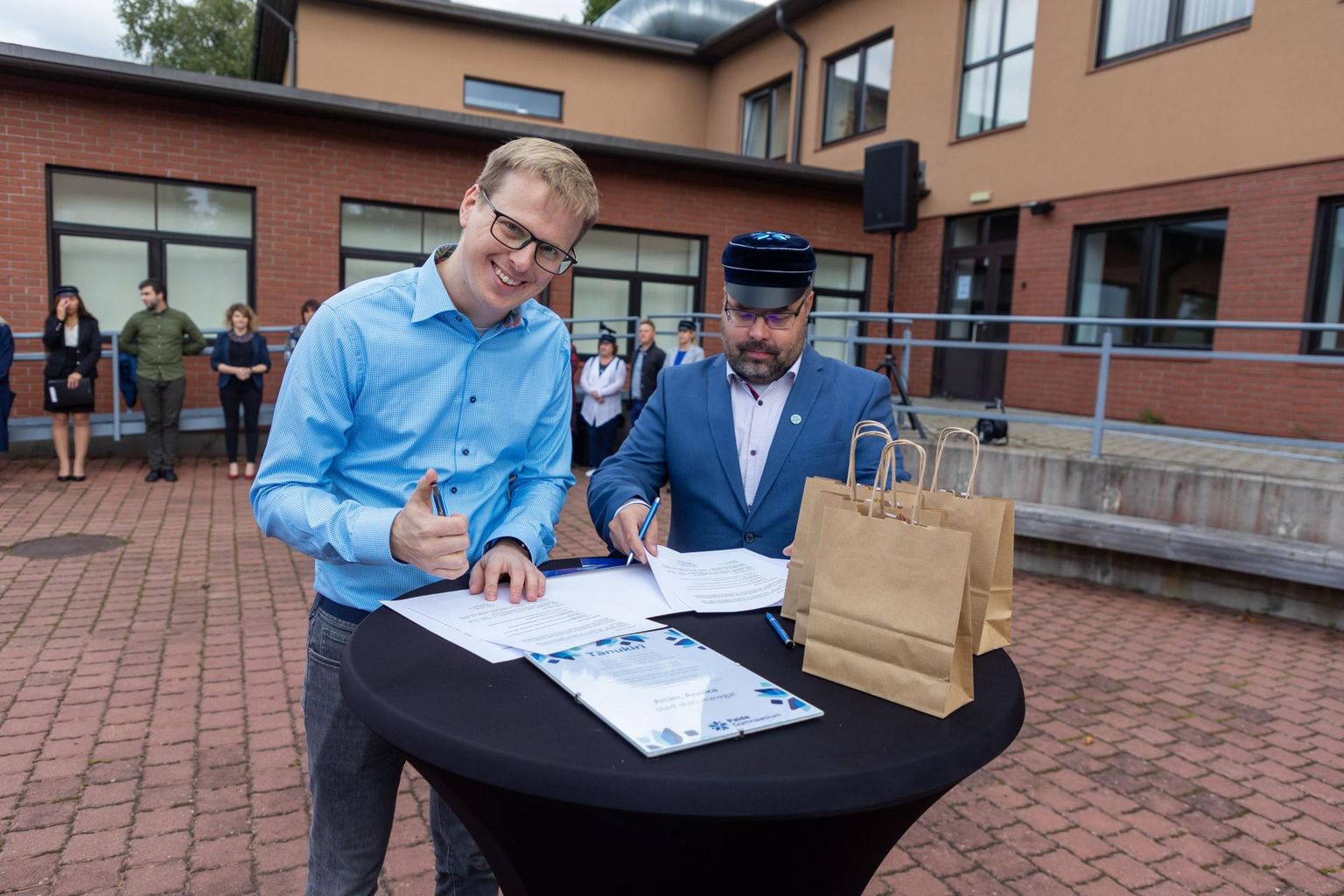 Paide gümnaasiumi avaaktusel allkirjastasid arvamusfestivali eestvedaja Kaspar Tammist (vasakul) ja koolijuht Margo Sootla heade kavatsuste koostöö-
leppe.