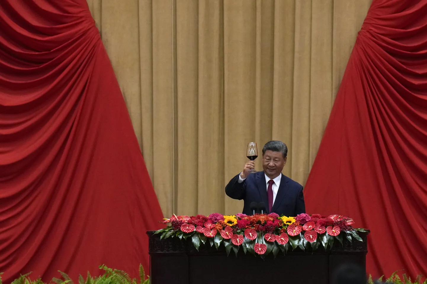 Hiina president Xi Jinping tõstab toosti pärast kõnet pidulikul õhtusöögil, millega tähistati Hiina Rahvavabariigi loomise 75. aastapäeva. Foto on tehtud esmaspäeval, 30. septembril.
