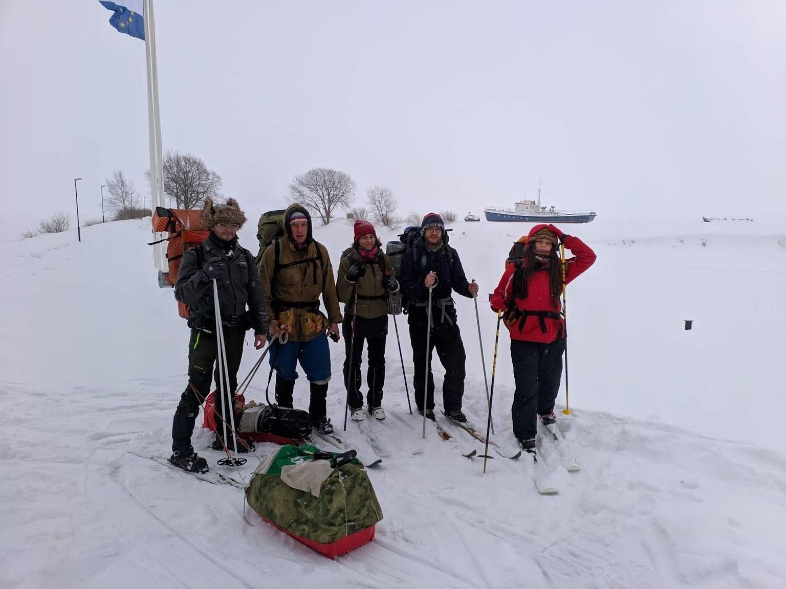 Uljad matkasellid võtsid Tartu üliõpilaste looduskaitseringi eestvedamisel ette suusaretke risti läbi Eesti, läbides kahe nädalaga teekonna Peipsi järve äärest Mustveest Lääneranna valda.
