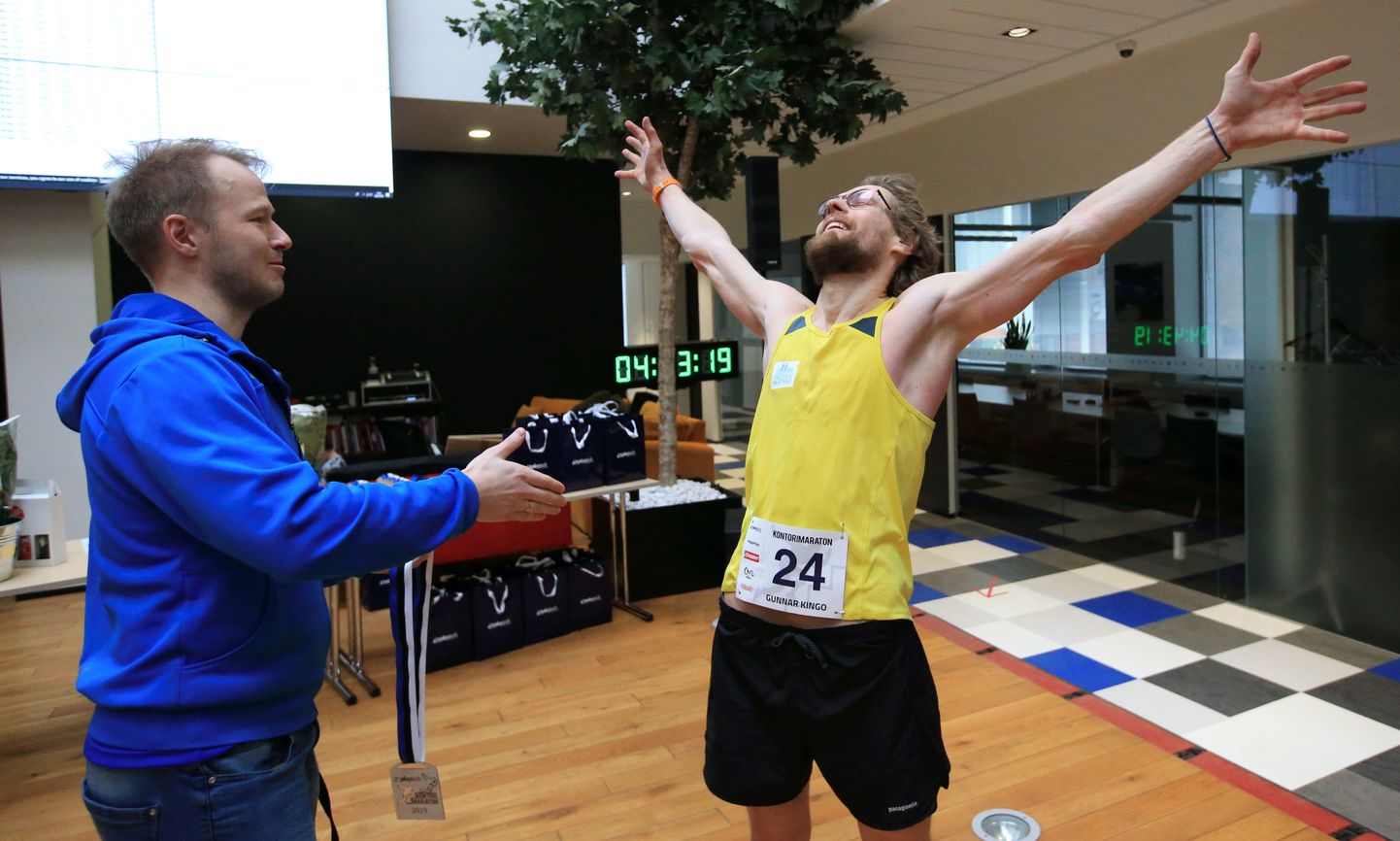 Gunnar Kingo (paremal) on võidukalt finišis, teda õnnitleb esimesena kontorijooksu peakorraldaja, ise poolmaratoni läbinud Valdo Kanemägi.