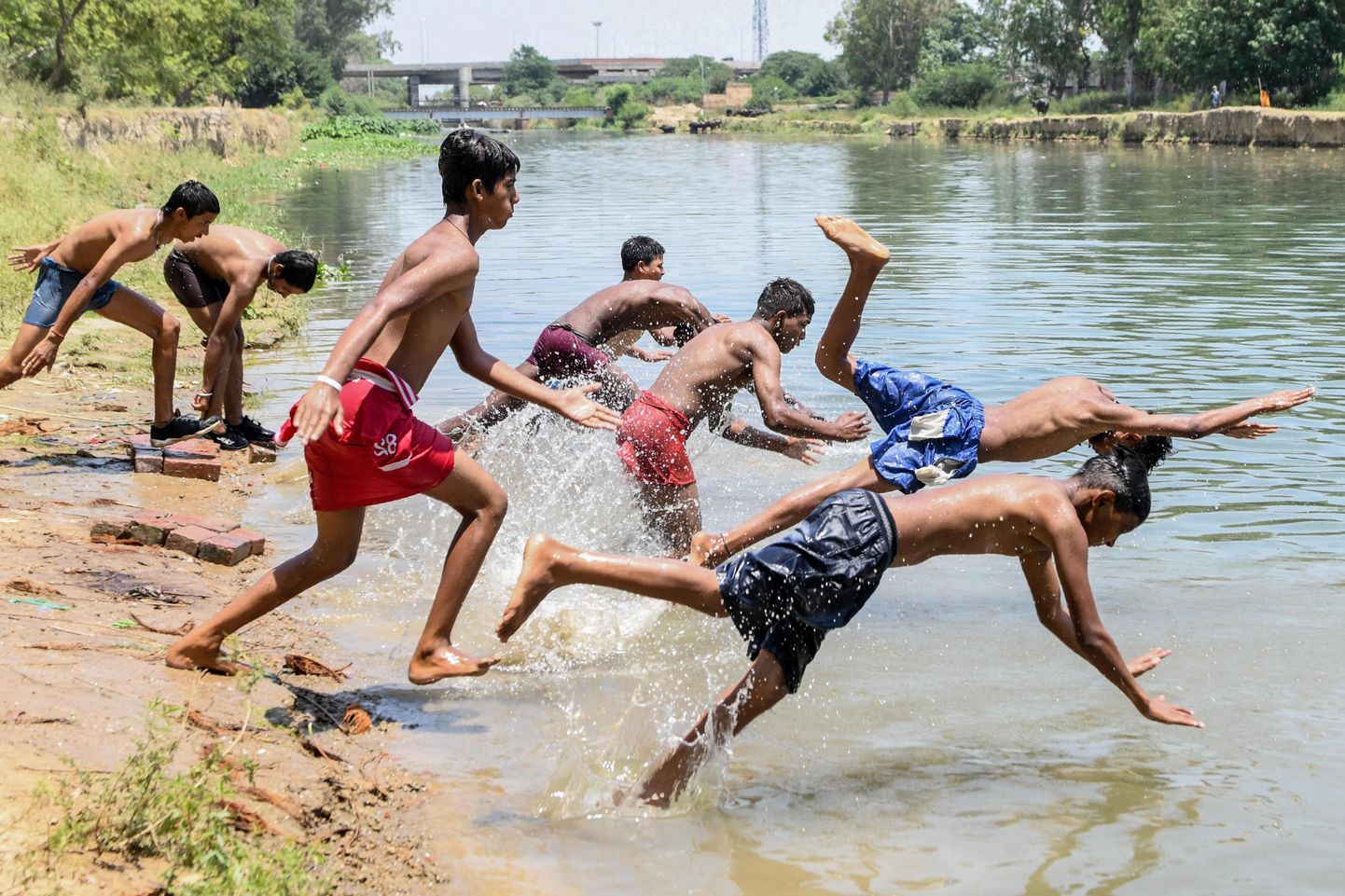 Jaunieši peldas, Indija.