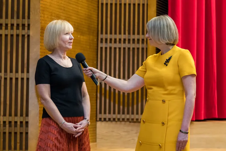 Vikerraadio toimetaja ja «OP!-i» saatejuht Margit Kilumets (paremal) küsimas esmaspäeval Vikerraadio 50. sünnipäevapeo avalikul ülekandel Eesti Raadio 1. stuudios Vikerraadio peatoimetajalt Riina Rõõmuselt, millal ta on olnud oma kolleegide üle tõeliselt uhke. Neid kordi on olnud palju, vastas Rõõmus, aga esimesena meenus talle 2005. aasta jaanuaritorm Pärnus, kui Vikerraadio hoidis inimesi vahetpidamata kursis, mis suvituslinnas toimub.