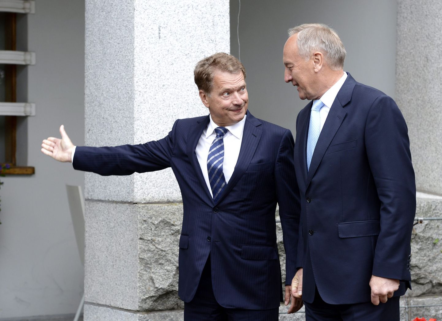 Sauli Niinistö koos Läti presidendi Andris Berzinsiga (paremal) Kultaranta residentsis.