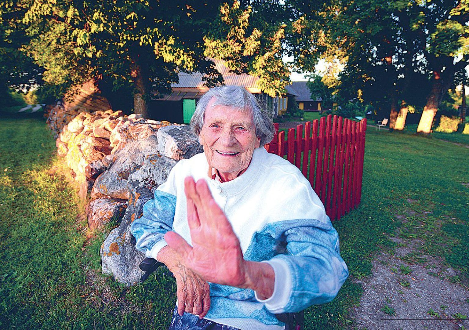Mis sa minust kogu aeg niipalju pildistad, uurib õhtust päikeseloojangut koduväravas vaatav taluperenaine Janne Tüür fotograafilt.