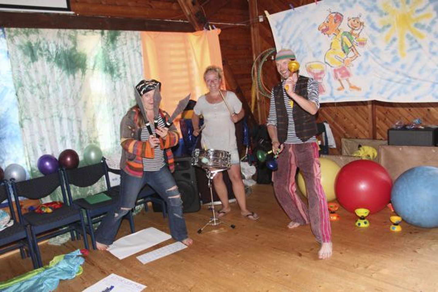Helena Ehrenbusch (vasakult), Merilin Niilop ja Ain Klaassen aitasid oma hoolealustele tsirkuse õhkkonda luua.