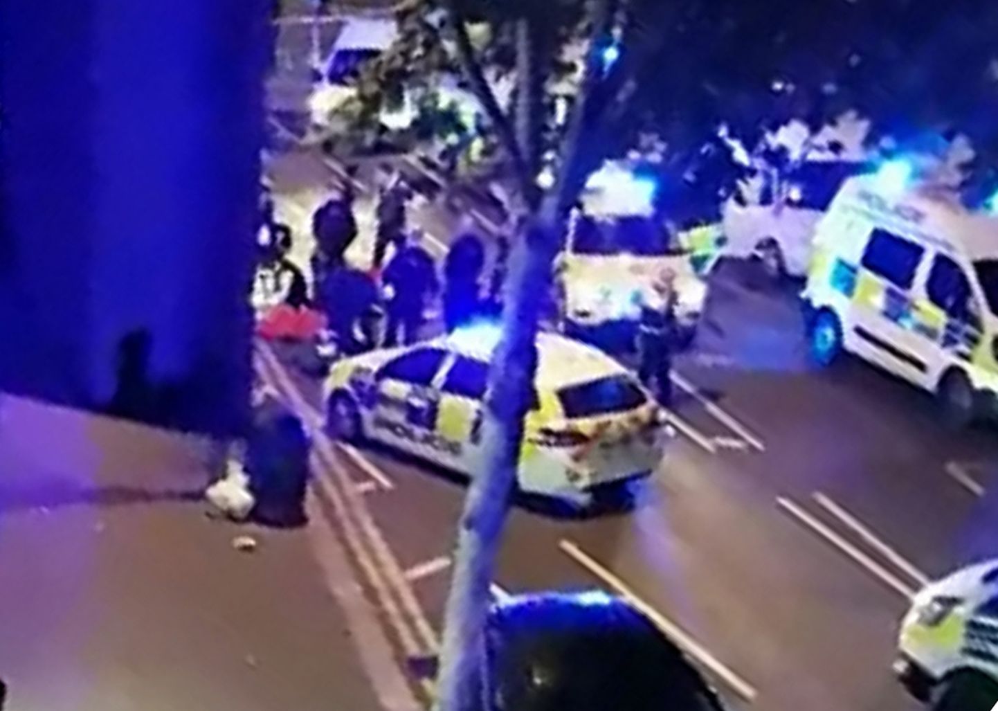 Matšeetega mees ründas Londonis politseid.