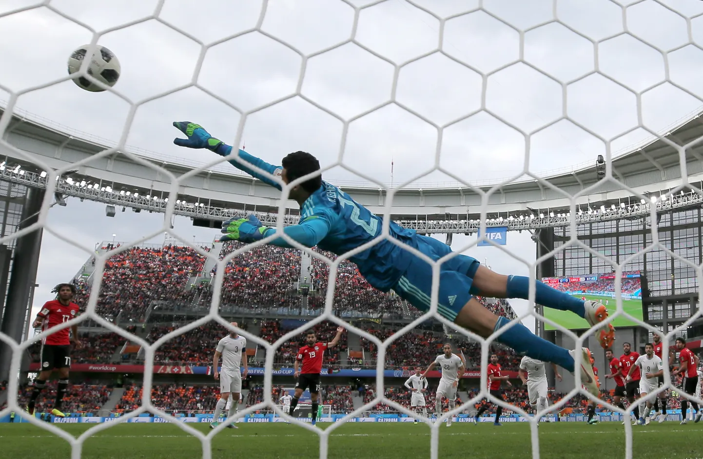 Egiptuse koondise väravavaht Mohamed El-Shenawy tõrjumas Uruguay pealelööki