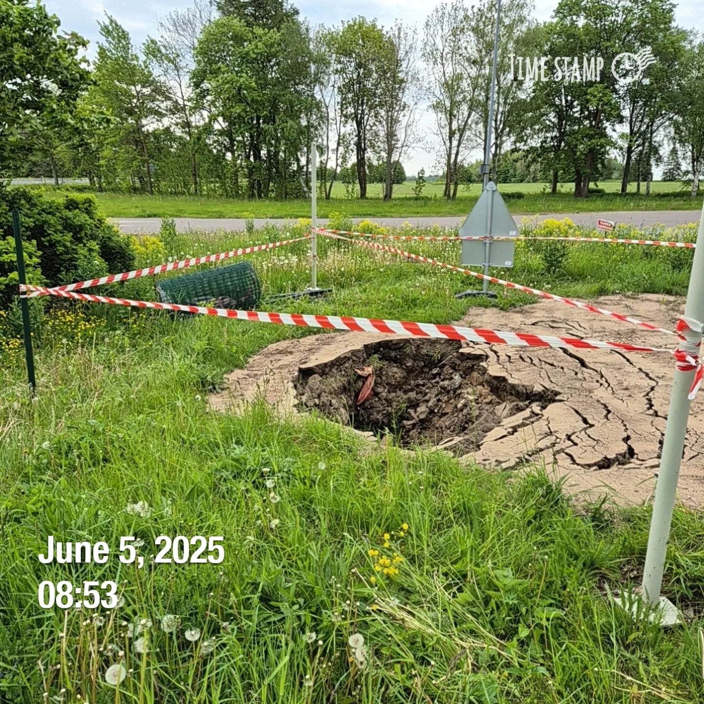 На месте засыпанный дыры в Кукрузе довольно скоро образовалась глубокая впадина.