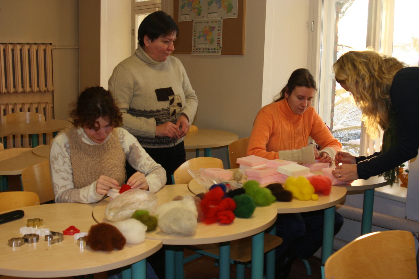 Pärnu täiskasvanute gümnaasiumis korraldati rahvusvahelise puuetega inimeste päeva raames nii meeli kui käsitööoskusi arendavad töötoad.