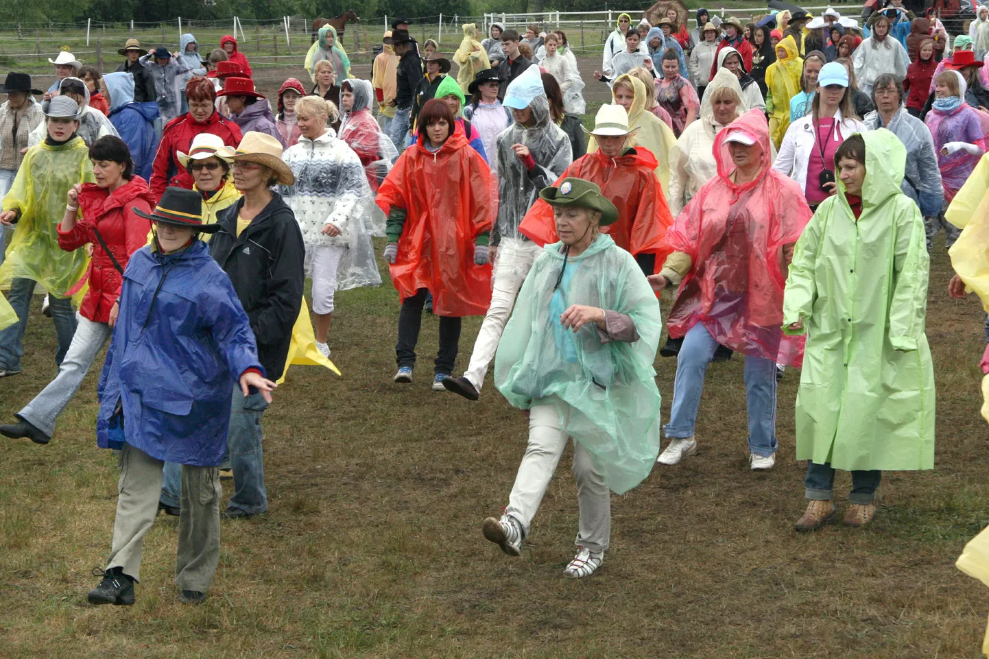 Tänavusele Linetantsu festivalile soovitatakse taas vihmakeebid kaasa võtta.