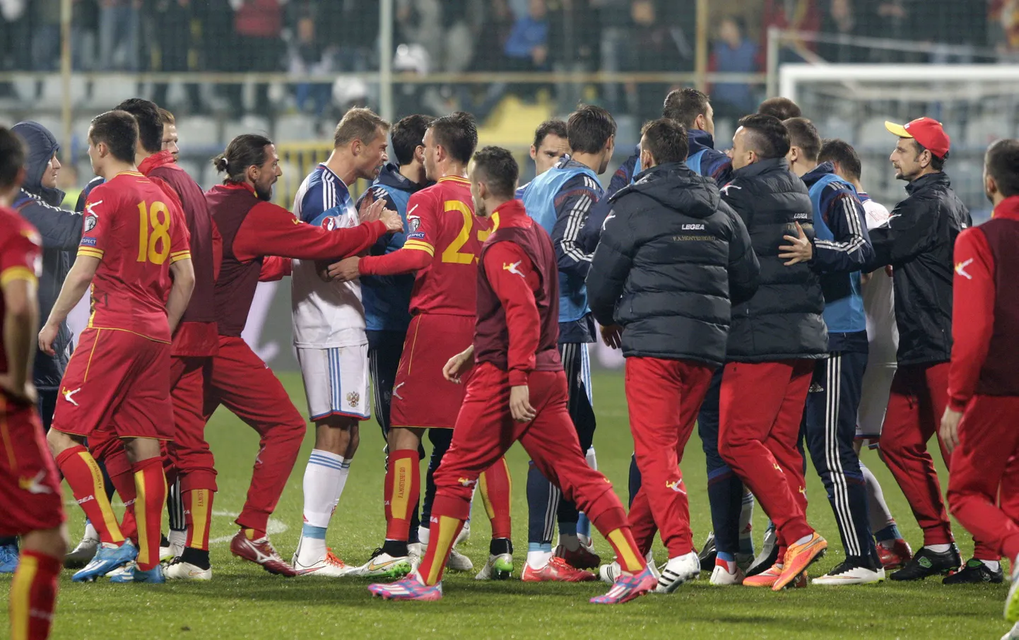Montenegro ja Venemaa vaheline jalgpalli EM-valikmäng jäi reedel Podgoricas pooleli. Kohtumine peatati juba teisel minutil, kui Montenegro fännide seast lasti raketiga vastu Igor Akinfejevi pead. Akinfejev viidi väljakult ära kanderaamil, kuid ta pääses peapõrutuse ja kergemate põletushaavadega kaelal.