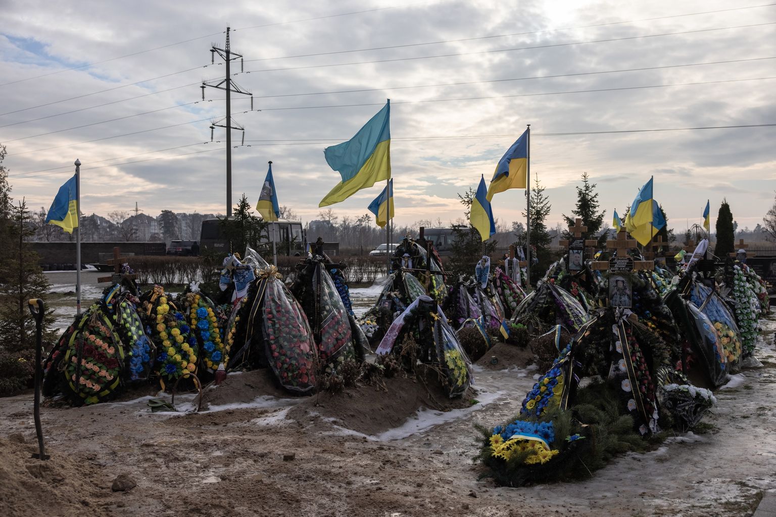 Могилы украинских солдат на кладбище возле Бучи
