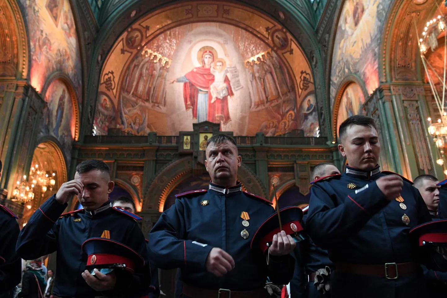 Kasakad löövad risti ette Moskva lähedal neli aastat tagasi valminud Venemaa relvajõudude peakirikus, mille ülesanne on õigustada ja pühitseda vene imperialismi ja militarismi.