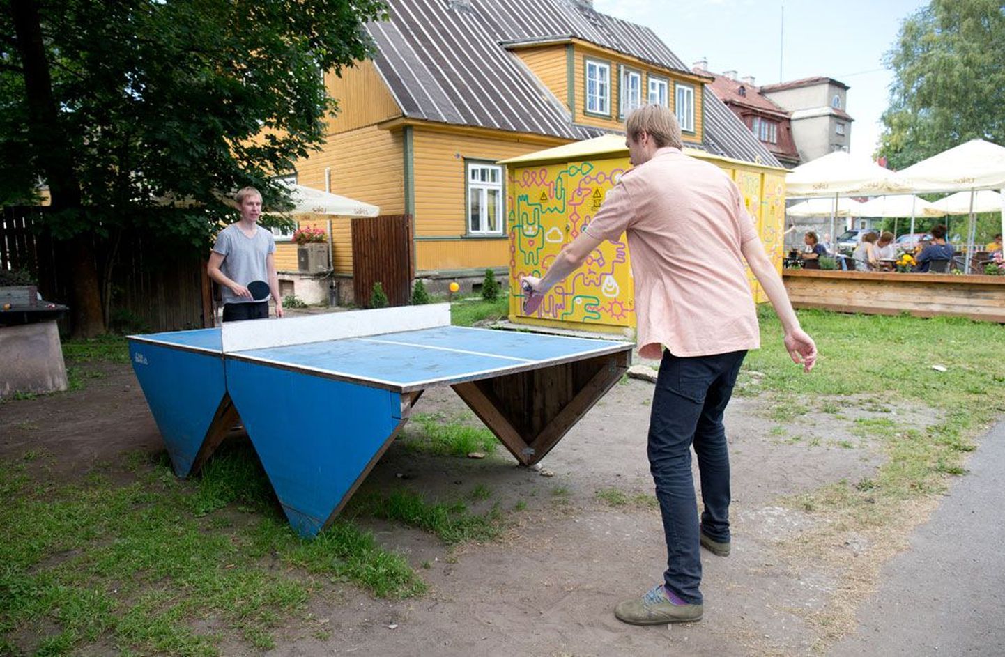Pinksiklubi Pong laud asub Uues Maailmas Kohaliku kohviku kõrval. Hobimängijad Madis ja Tõnis, kes seal kandis elavad, käivad tihti koos palli kõksimas.