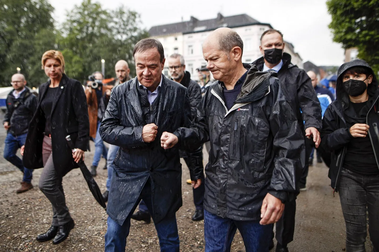 CDU kantslerikandidaat ja Nordrhein-Westfaleni liidumaa peaminister Armin Laschet (vasakul) ning temaga septembrikuistel valimistel konkureeriv SPD kantslerikandidaat ja Saksamaa rahandusminister Olaf Scholz (paremal) külastasid teisipäeval koos üleujutustes kannatada saanud Stolbergi linna Aacheni külje all.