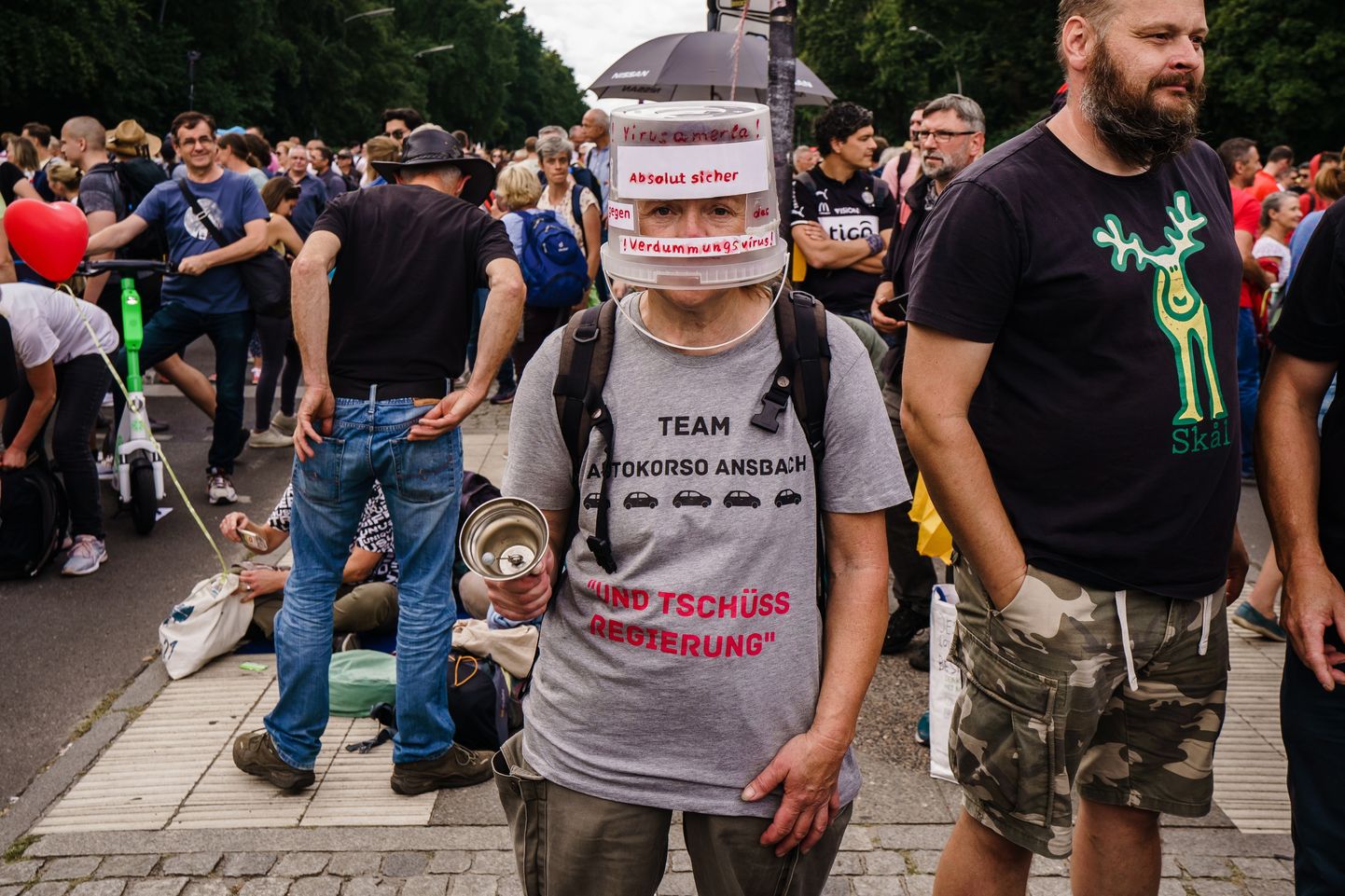 Viens no ''Querdenken'' protestiem Berlīnē, Vācijā. Ilustratīvs foto