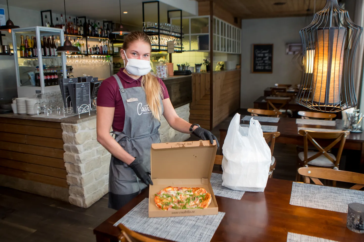 OTSE KÖÖGIST: Restorani Castello klienditeenindaja Kristi Pärt ütleb, et enim tellivad kliendid praegu pitsasid ja päevapraade.