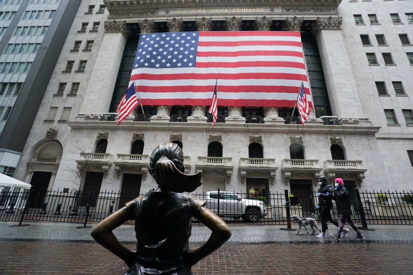 Kuna nn. põrandal kauplemine New Yorgi börsil koroonaviiruse leviku tõttu lõpetati, siis avaldavad agentuurid vaid New Yorgi börsihoonet väljast.