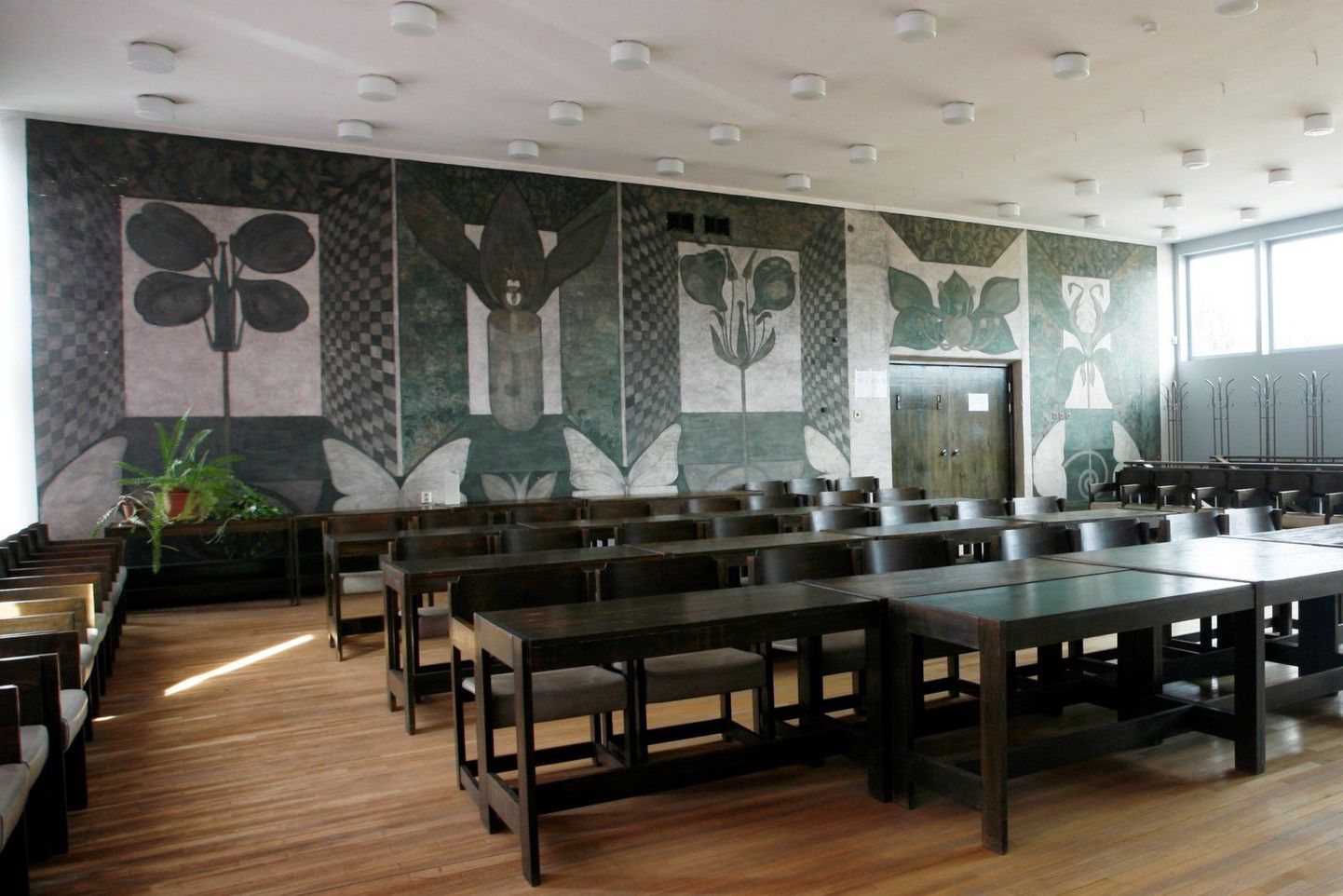 Eva Jänese fresko ja Maia Laulu kujundatud mööbel Piira veterinaarravila hoones.