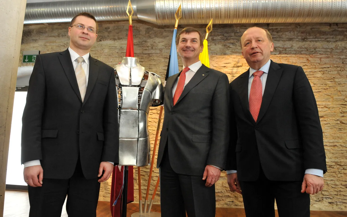Baltimaade peaministrid koos Eestis välja töötatud robotmannekeeniga