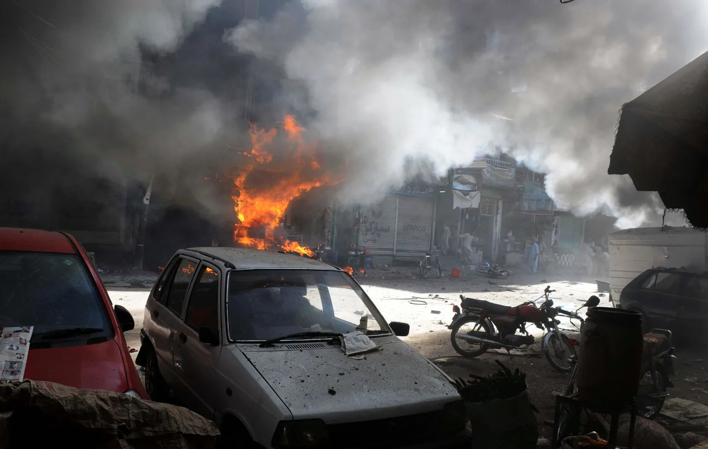 Pakistani loodeosas asuva Peshawari linna ühel turul plahvatas kaks lõhkeaineid täis mootorratast.