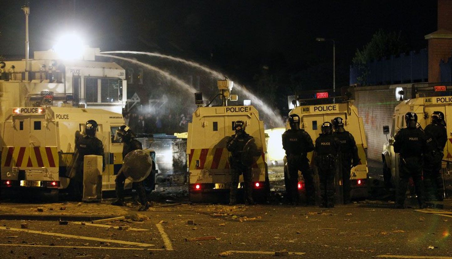 Belfasti tänavatel märulis osalenud noorukite rahustamiseks oli politsei sunnitud kasutusele võtma veekahurid.