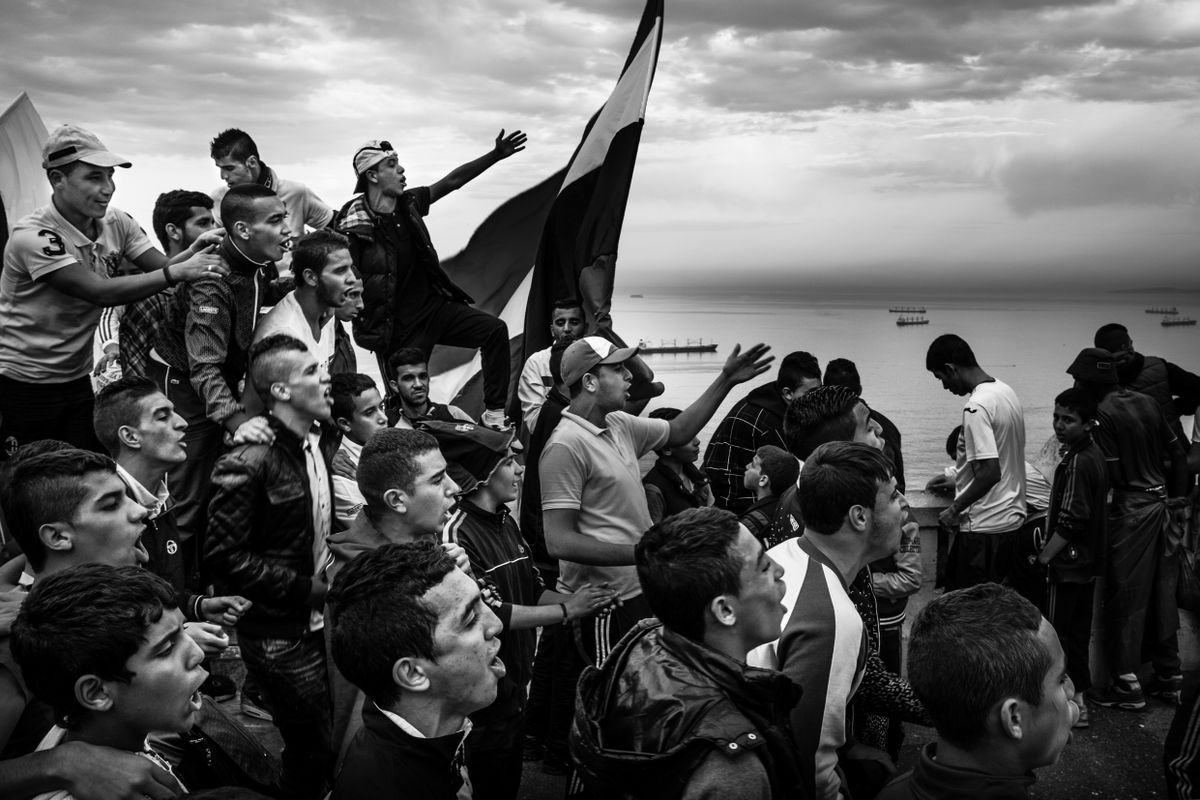 Vägivalla tõttu suletud uste taga toimuva mängu ajal kogunevad jalgpallifännid tänavatele ja laulavad. Alžiir, 22. november 2014.