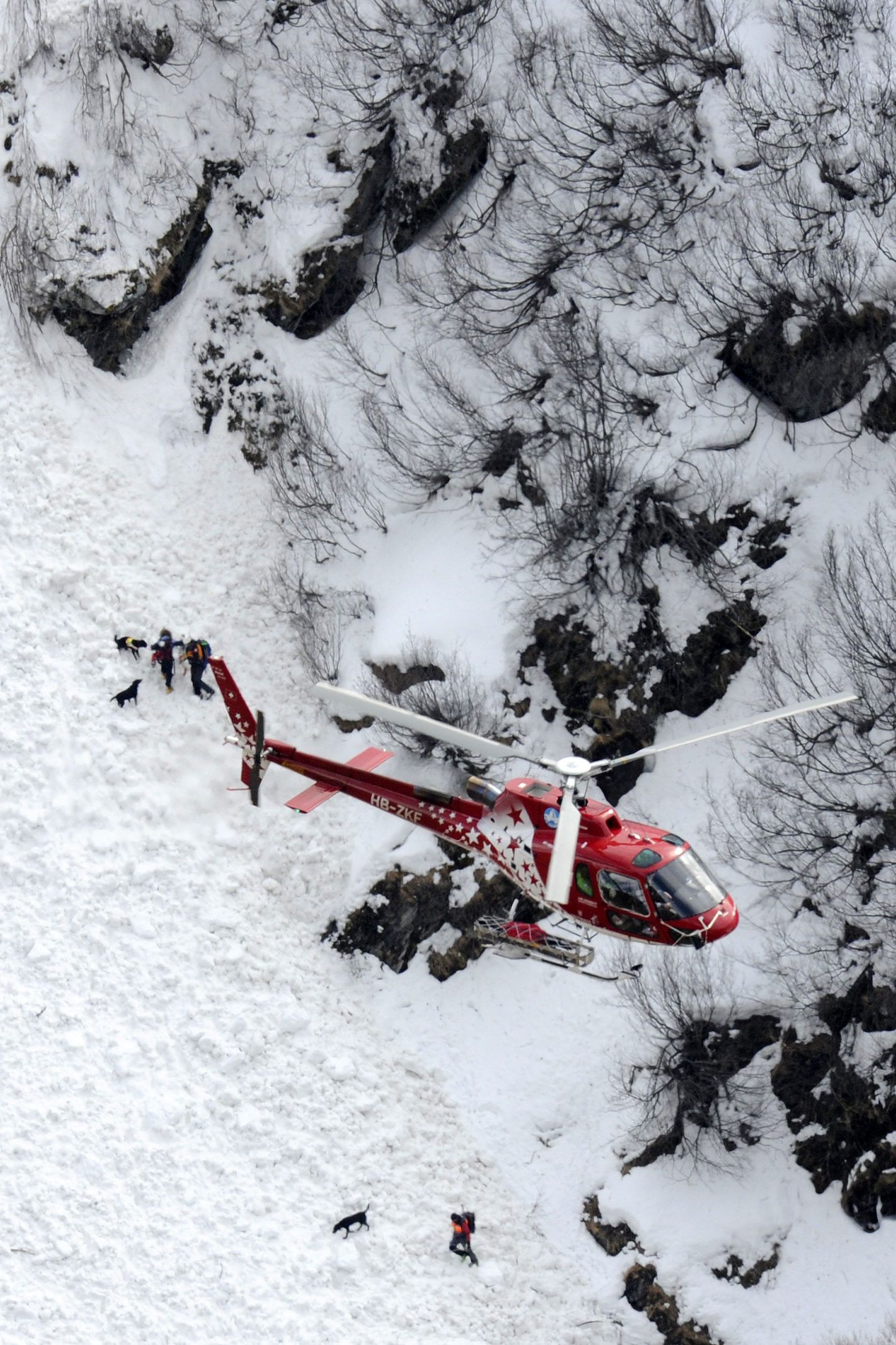 Päästeteenistuse helikopter otsib hädalisi Lõuna-Šveitsis Bourg-St-Pierre'i lähistel.