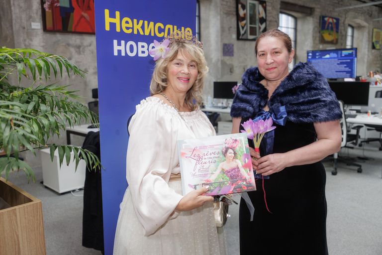 Татьяна Тридворнова награждает Галину в редакции Limon.ee