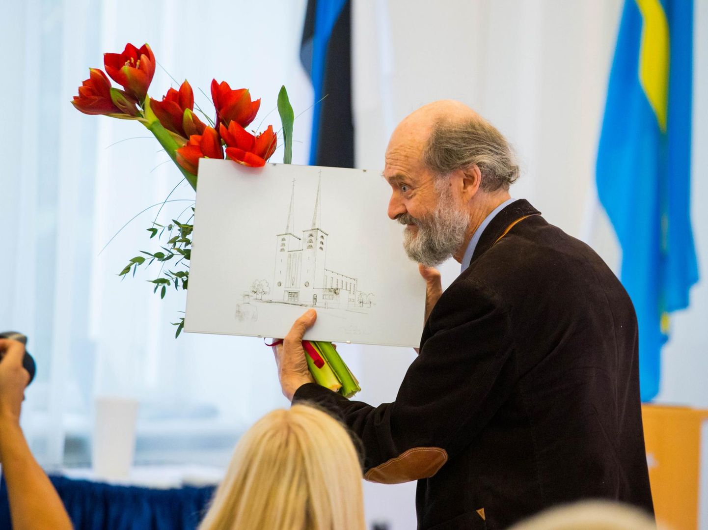 Arvo Pärdil on 11. septembril sünnipäev. Rakvere linnajuhid andsid pärast muusikamaja projekteerimislepingu allkirjastamist maestrole kingituse.