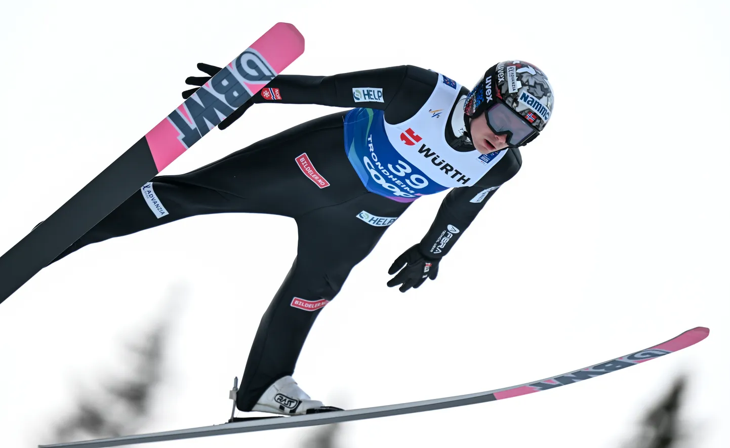 Norra suusahüppaja Markus Lindviki paremat kätt kaunistas MMil koondise suursponsori Helpi logo.
