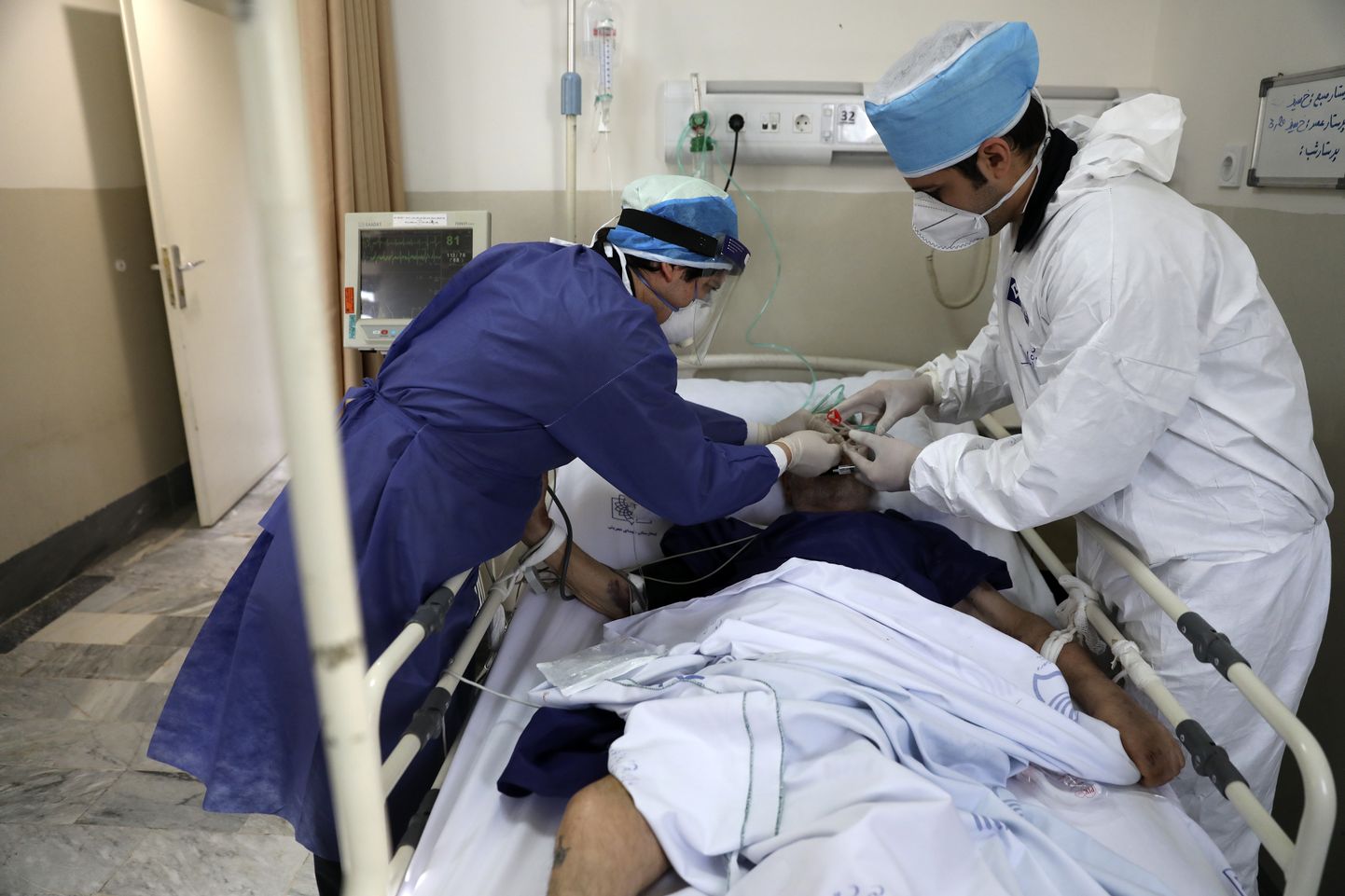 Meditsiinitöötajad hoolitsevad Covid-19 patsiendi eest Shohadaye Tajrishi haiglas Teheranis. BBC-le lekitatud haiglaandmetest nähtub, et tegelikult on riigis surnud viiruse tõttu kolm korda rohkem inimesi kui ametliku statistika kohaselt.