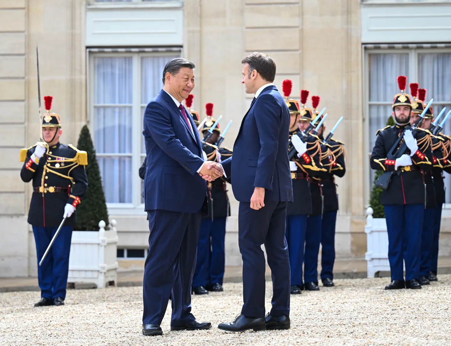 Hiina president Xi Jinping kätleb Prantsusmaa riigijuhi Emmanuel Macroniga.
