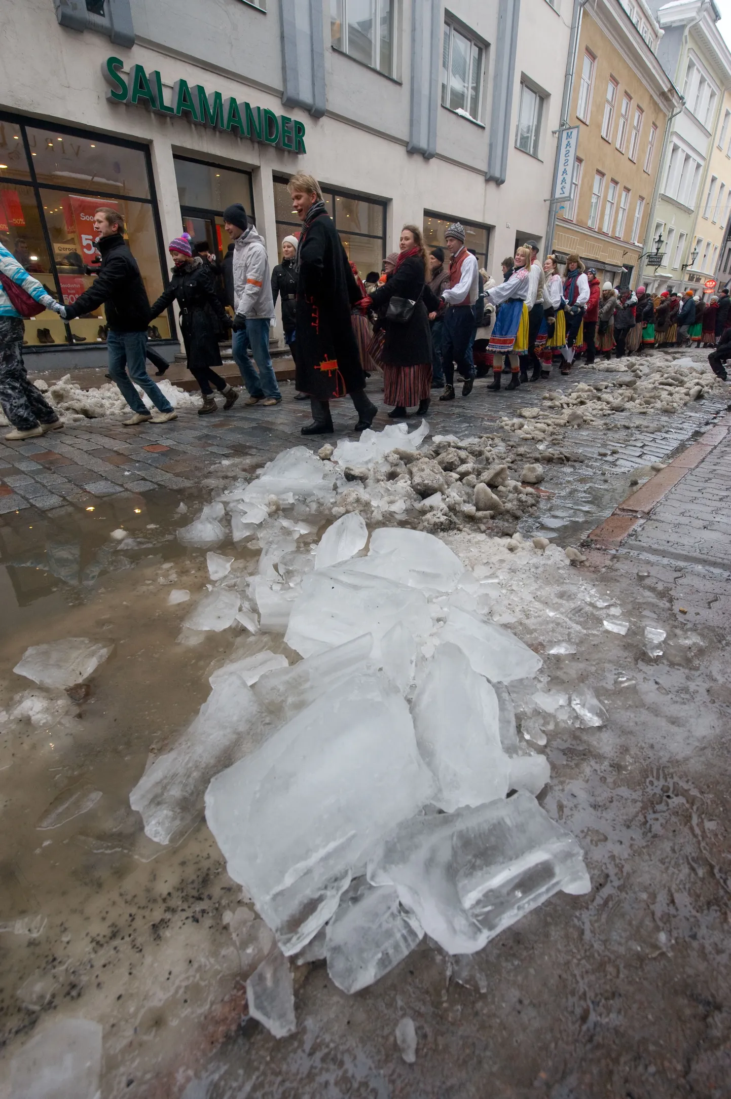 Katuselt varisenud lumi ja jää Viru tänaval Tallinnas. Antud juhtumil siiski päästjate abi ei vajatud.