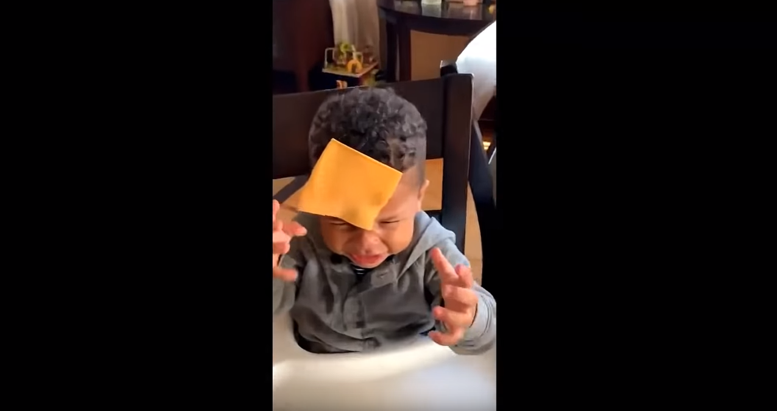 Kuvatõmmis YouTube videost, kus lapsevanemad oma lapsi juustuga loobivad.