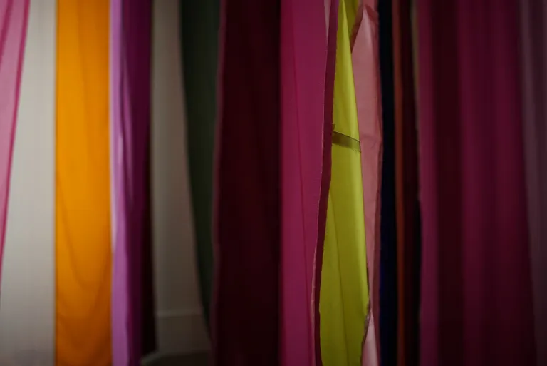 Vaated Kristi Kongi maaliinstallatsioonile "Salajane vilin metsas" Maaliinstallatsioon, segatehnika, 2018.