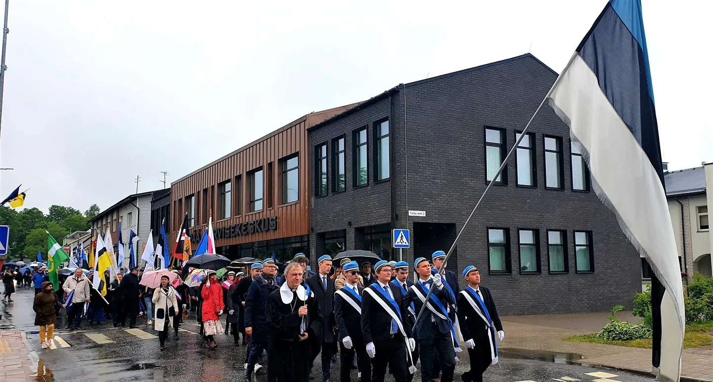 Vihm loobus rongkäigu ajal Otepääl sadamast.