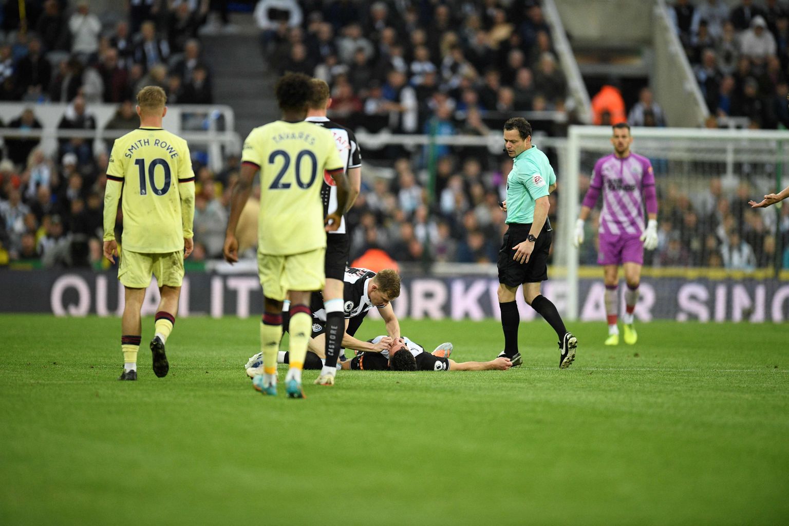 Newcastle Unitedi kaitsja Fabian Schär prantsatas pärast kokkupõrget liikumatult pallimurule.