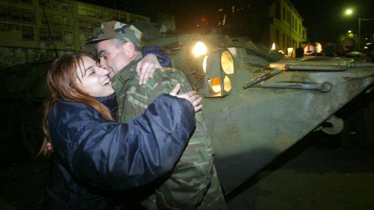 Девушка обнимает военного 23 ноября 2003 года.