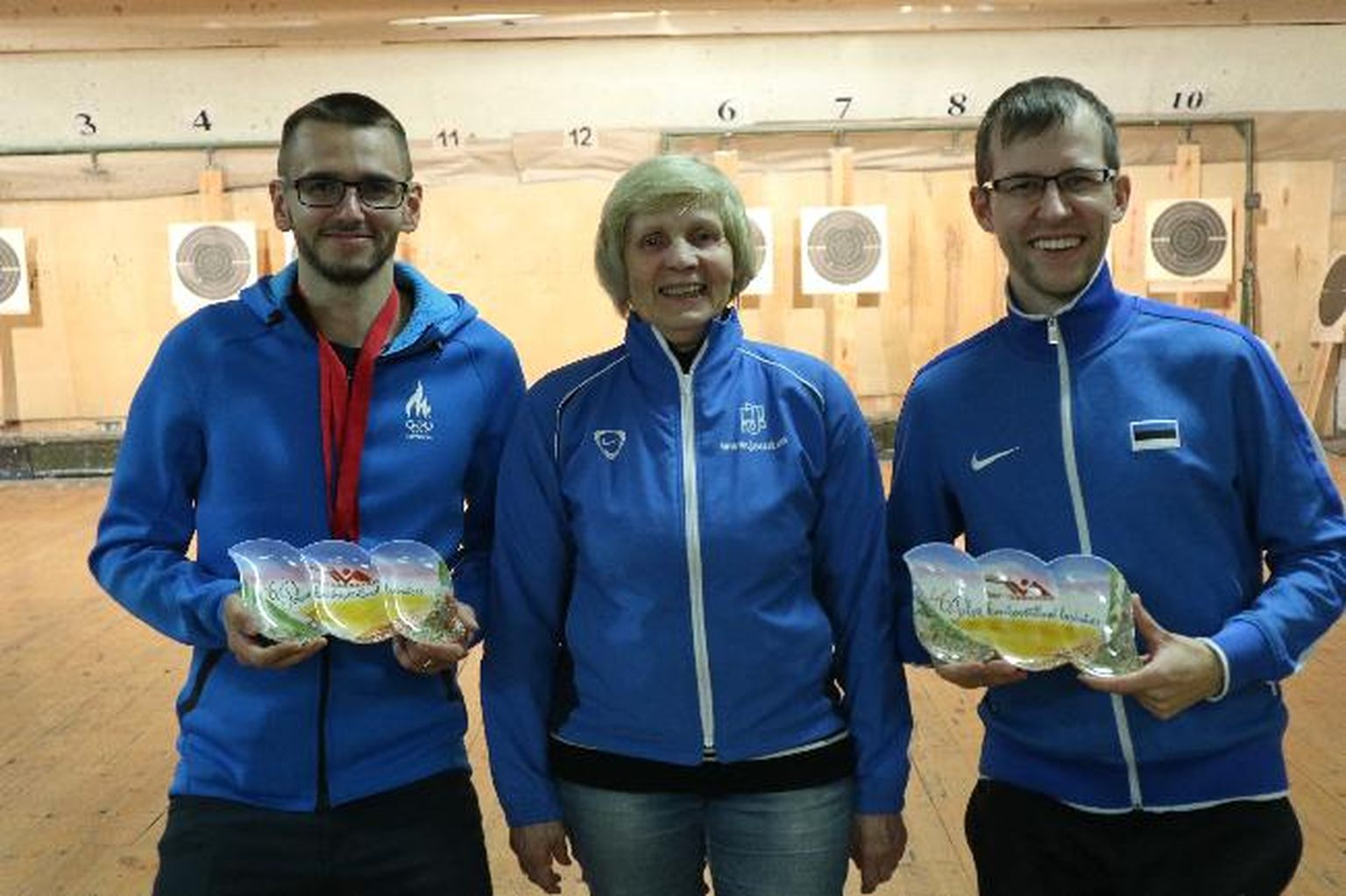 Võistluste peakorraldaja Anne Vasarik koos eriauhinna saanutega: Peeter Olesk (vasakul) Kaitsejõudude spordiklubist ja Meelis Kiisk Järvamaa laskespordiklubist.