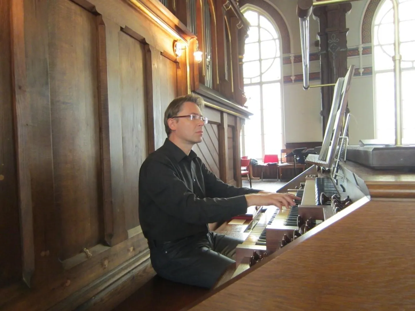 Poola organist Dariusz Bąkowski-Kois esitab Kadrina kirikus klassikalist muusikat.