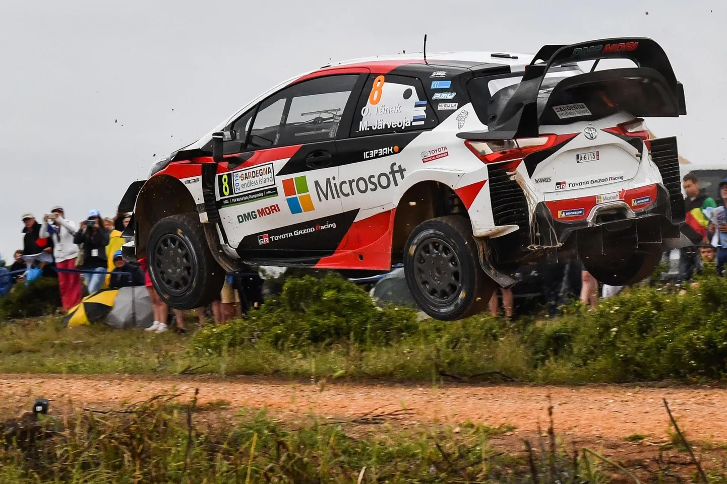 Eelmisel aastal kukkus Ott Tänak Sardiinia rallil kõrgest mängust juba avapäeval, kui suurelt hüppelt maandudes purunes tema auto radiaator.