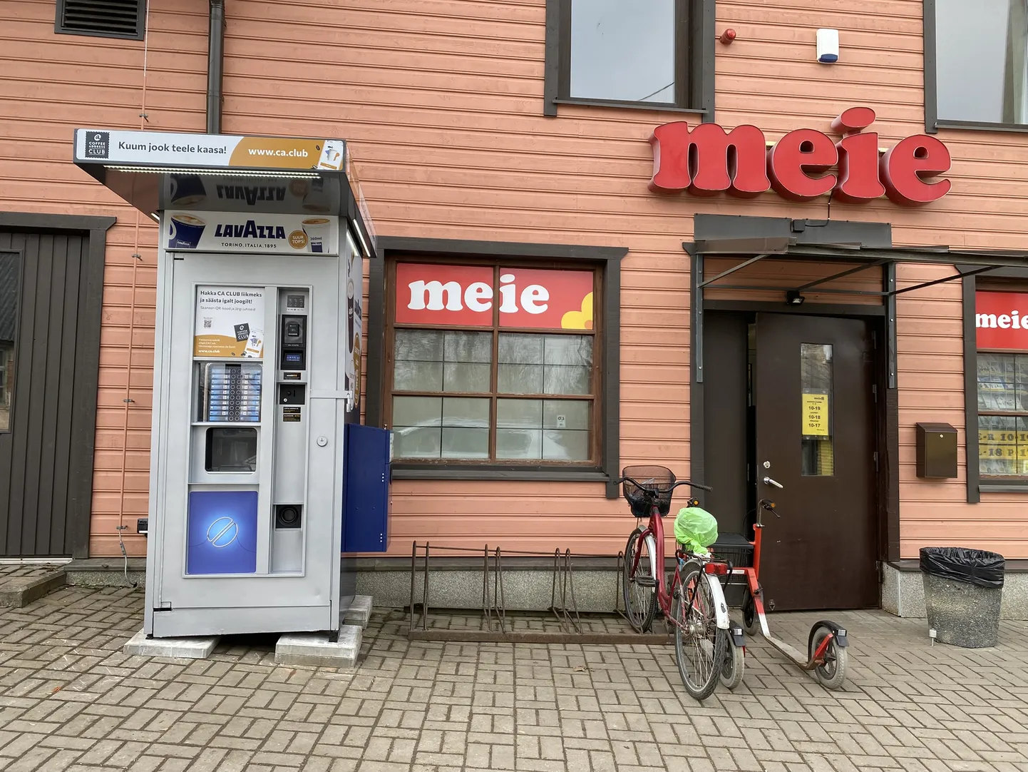 Kohviautomaat on lähinaabruskonnas ainus ning pakub kohvi kõigile soovijatele Amblas asuva Meie Poe sissepääsu kõrval.