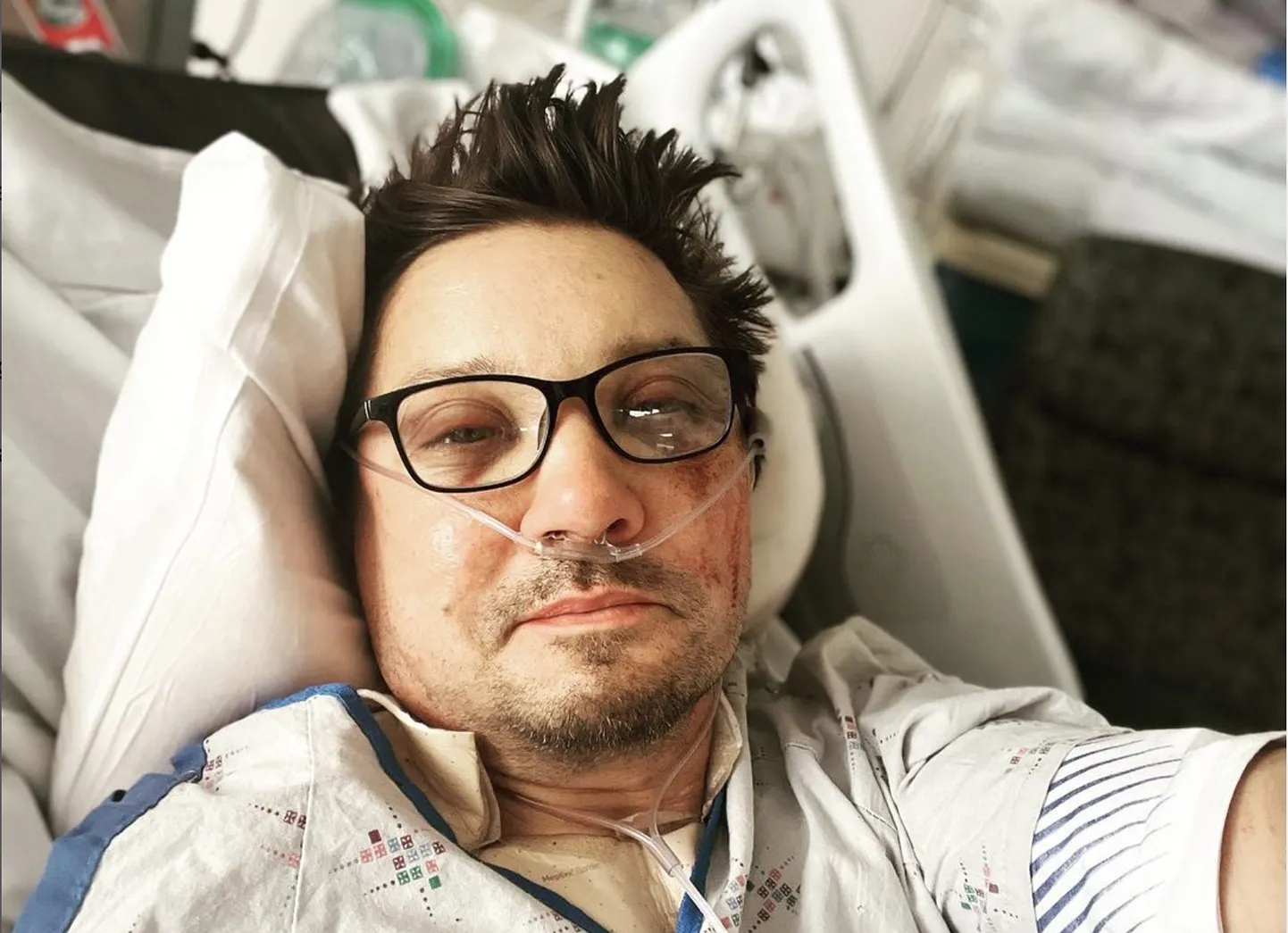 Näitleja Jeremy Renner haiglavoodis.