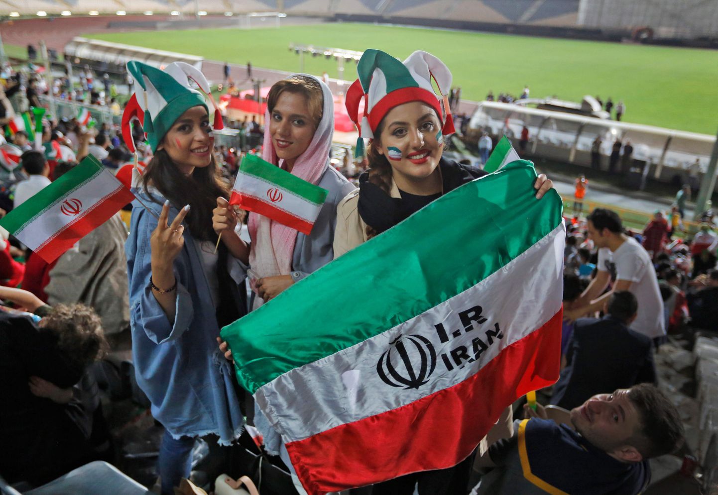 Iraani naised vaatamas Teheranis staadioniekraanidelt 2018. aasta MM-finaalturniiri mängu Iraan - Portugal.