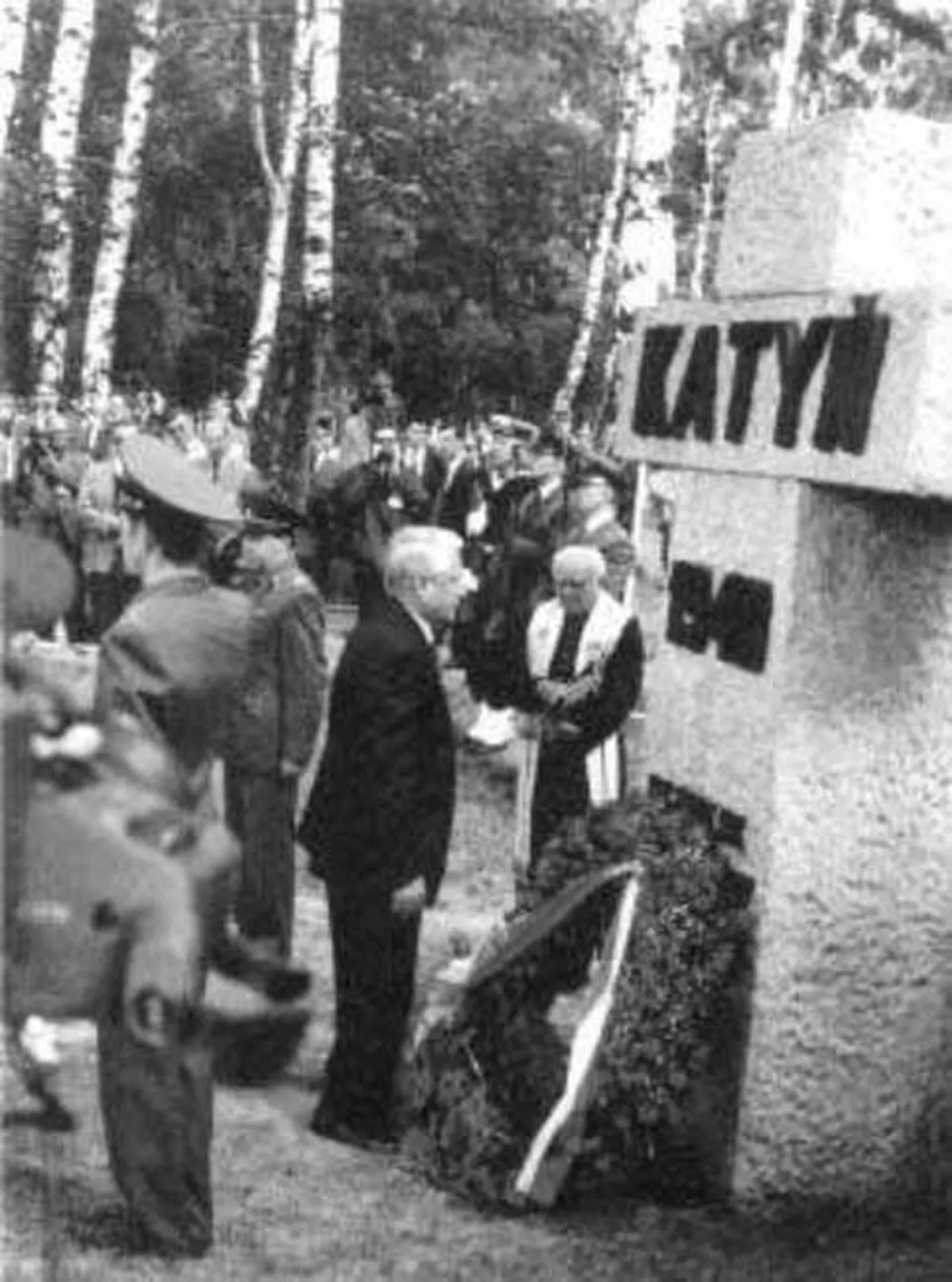 Venemaa tollane president Boriss Jeltsin 1993. aastal Katõni ohvreid mälestamas..